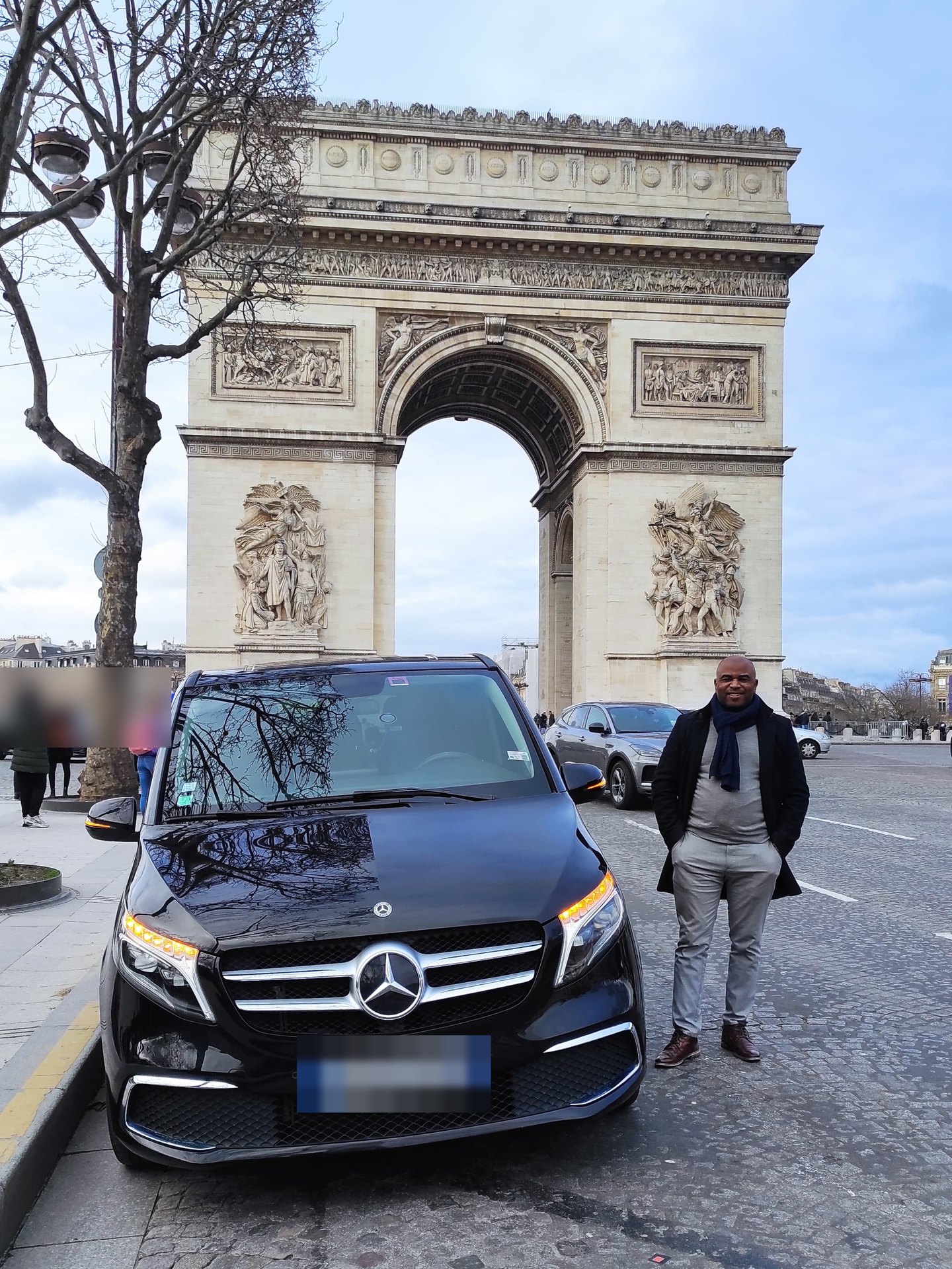 Mercedes Classe V Safeness Transport et son chauffeur devant l'Arc de Triomphe