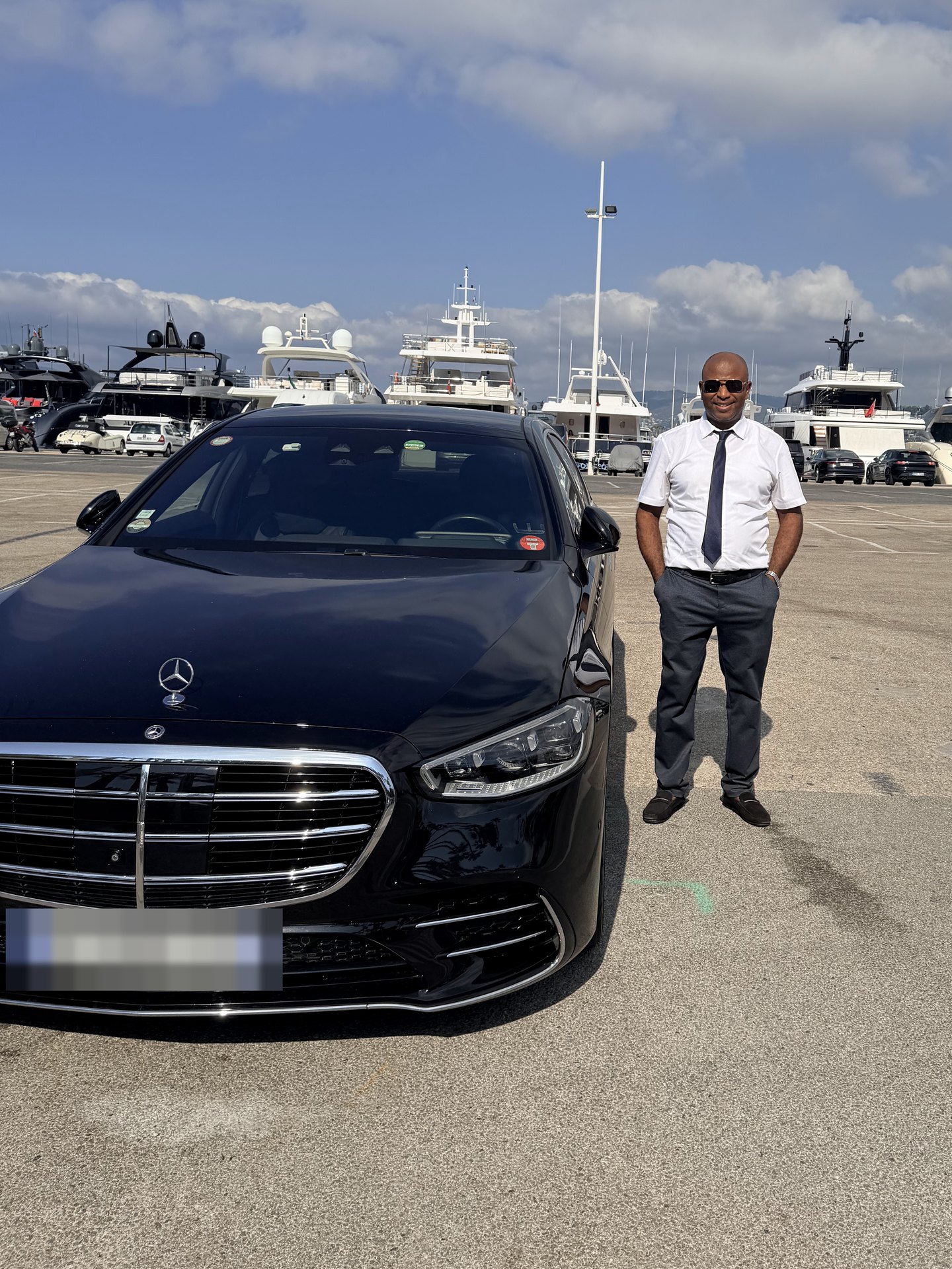 Chauffeur Safeness Transport et Mercedes Classe S sur un port de la Côte d'Azur