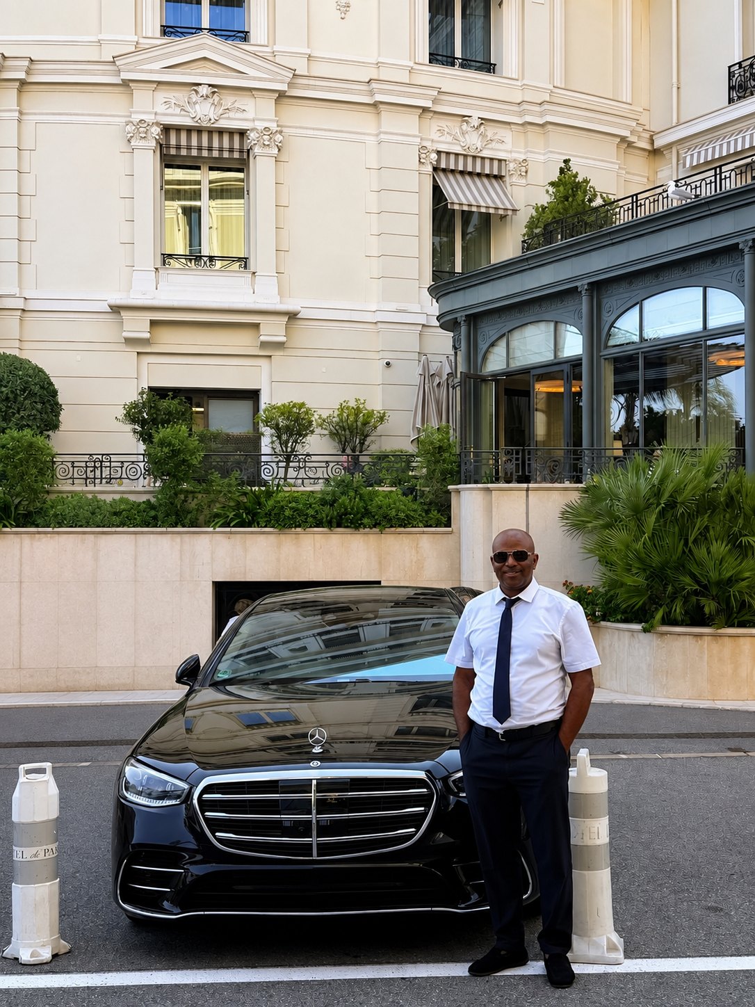 Mercedes Classe S et chauffeur devant l'Hôtel de Paris à Monte-Carlo
