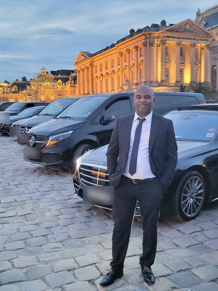 Chauffeur Safeness Transport devant une Mercedes Classe S au château de Versailles