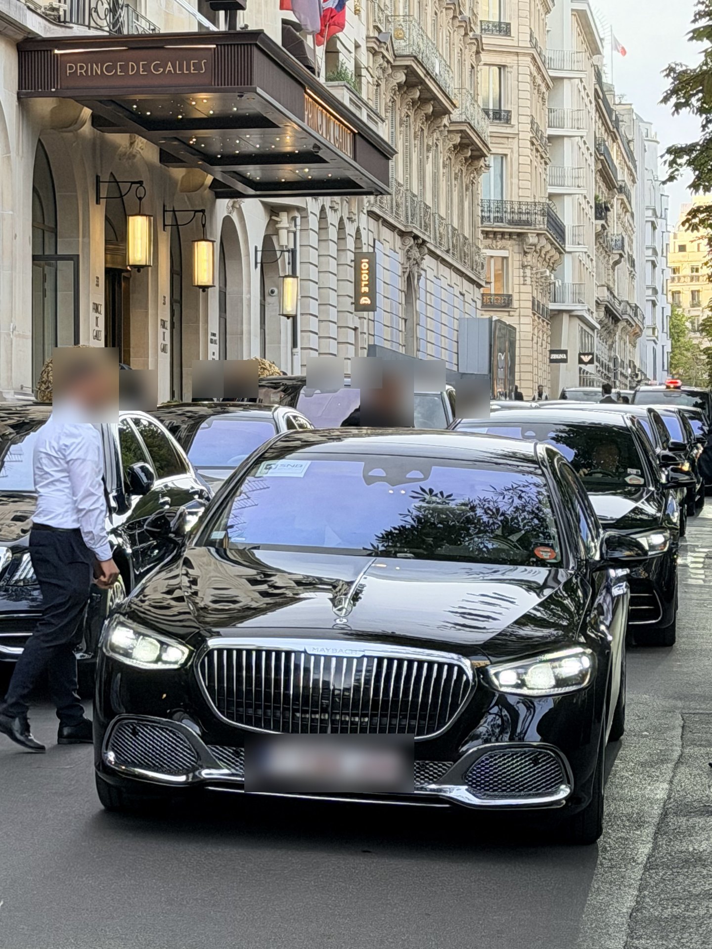 Mercedes-Maybach Safeness Transport devant un palace parisien