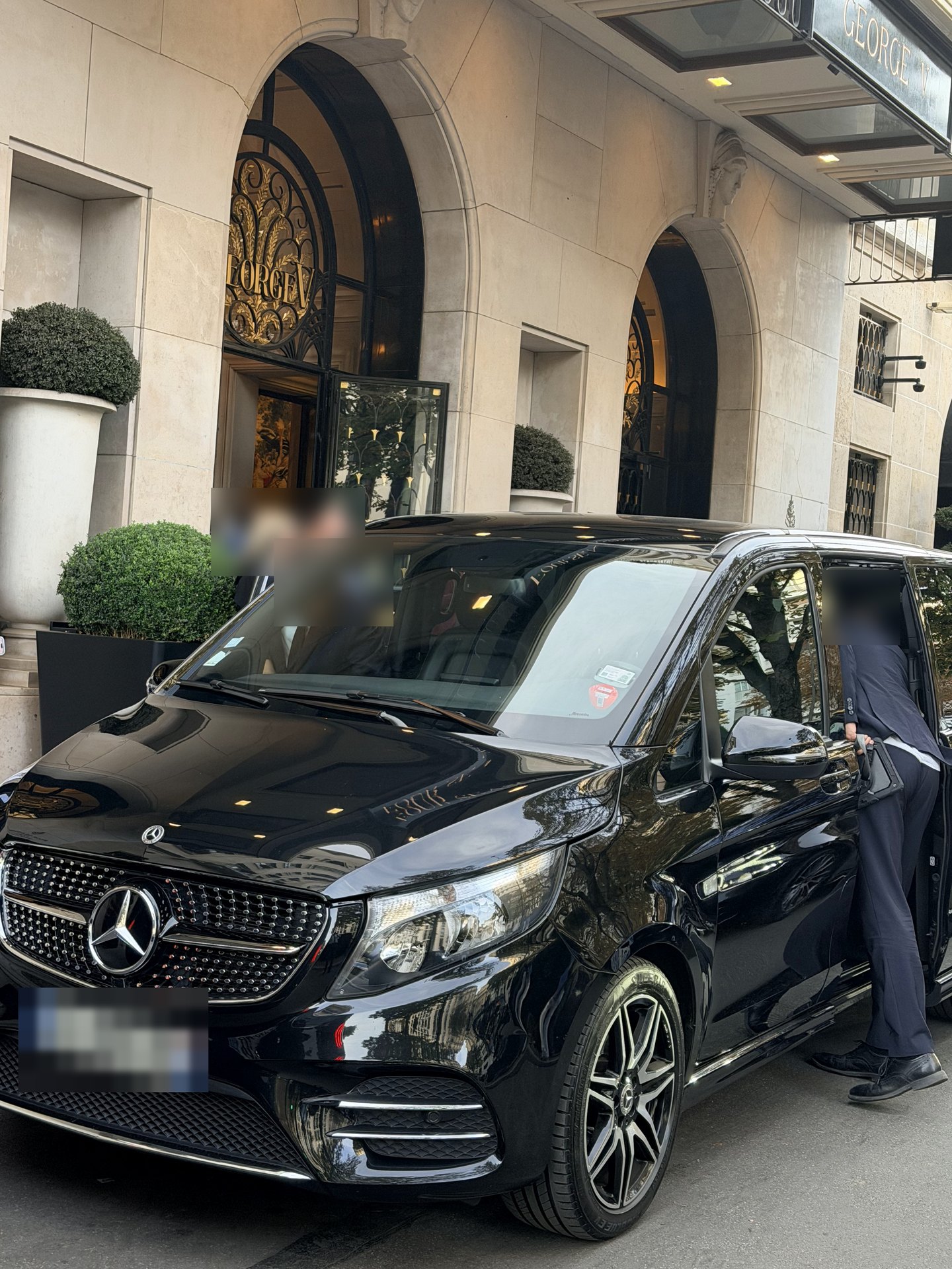 Mercedes Classe V devant un palace de l'avenue George-V