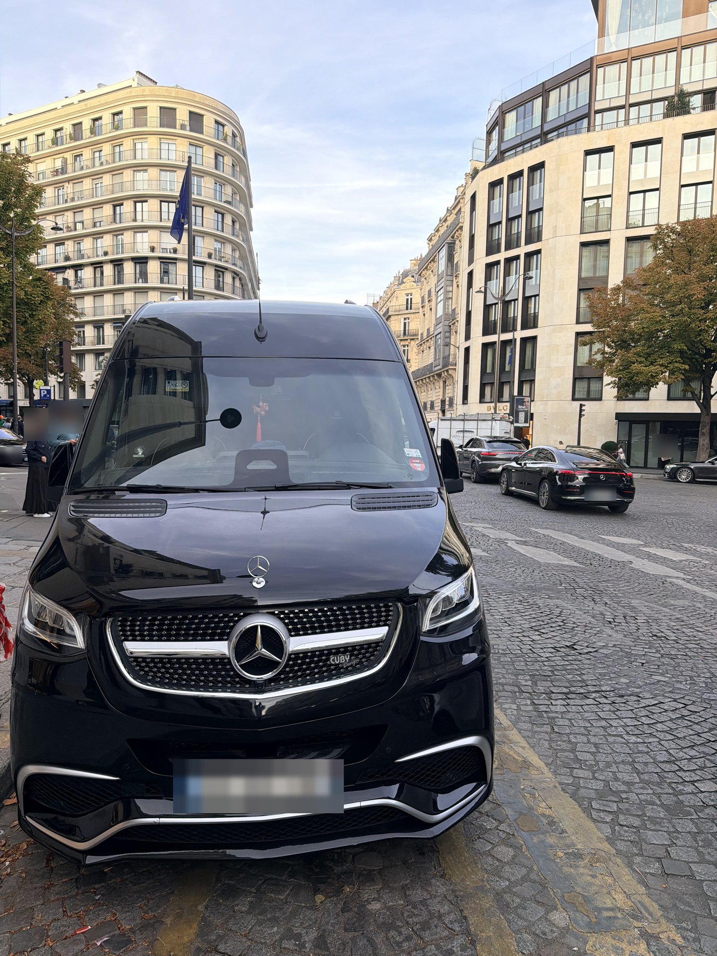 Mercedes Sprinter VIP dans une avenue parisienne