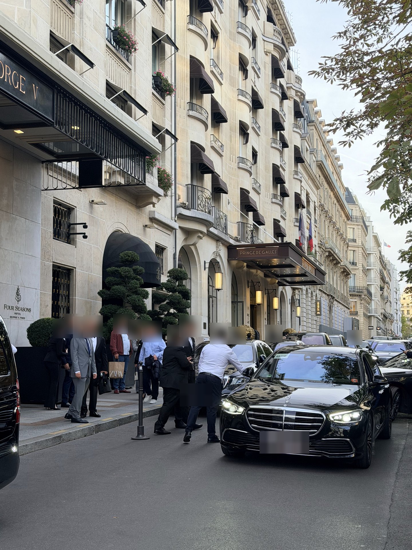 Mercedes Classe S devant l'hôtel Prince de Galles à Paris