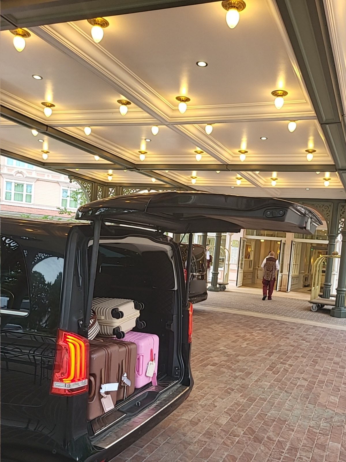 Mercedes Classe V chargée de bagages devant le Disneyland Hotel à Chessy
