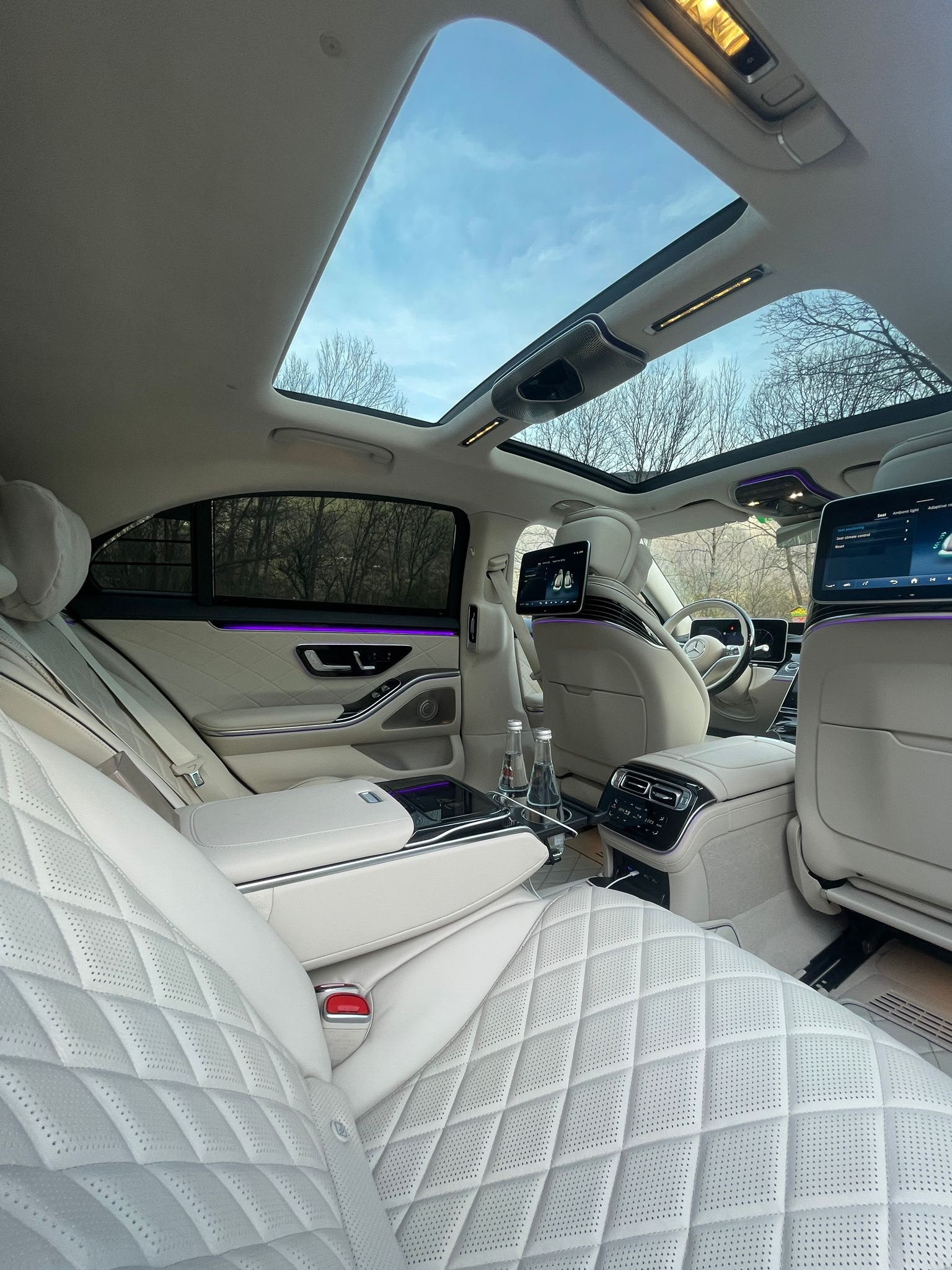 Intérieur cuir crème de la Mercedes Classe S avec toit panoramique et eau offerte